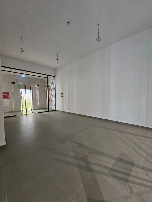 Via KAVAJES VENDESI NEGOZIO – GARDEN BUILDING Fantastica opportunità di investimento in una delle zone più esclusive di Tirana, in Via Kavajës! Ideale per uffici