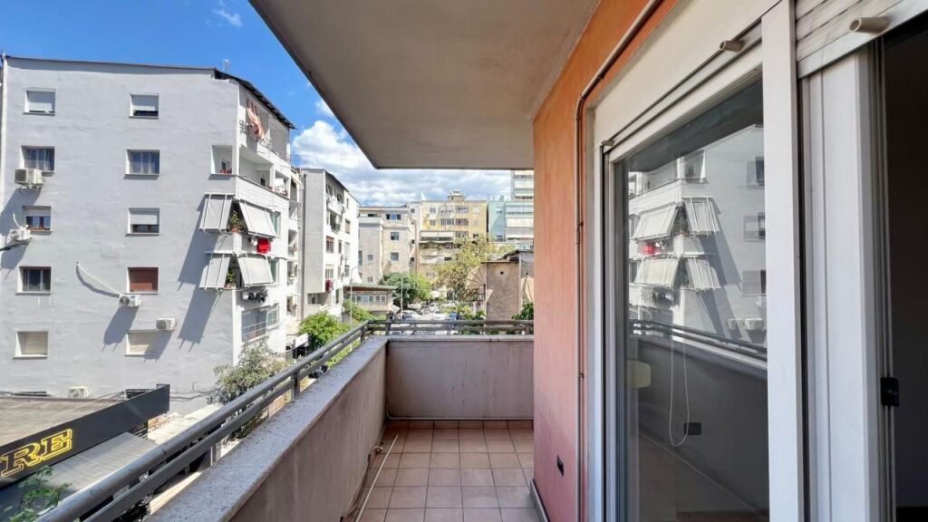 In Affitto: Ufficio Moderno con 3 Ambienti di Lavoro Piazza Wilson (Vicino all'Ufficio Postale 8) - 3° Piano - 700€/Mese - Sup. 110m²