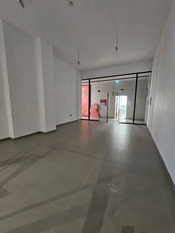 Via KAVAJES VENDESI NEGOZIO – GARDEN BUILDING Fantastica opportunità di investimento in una delle zone più esclusive di Tirana, in Via Kavajës! Ideale per uffici