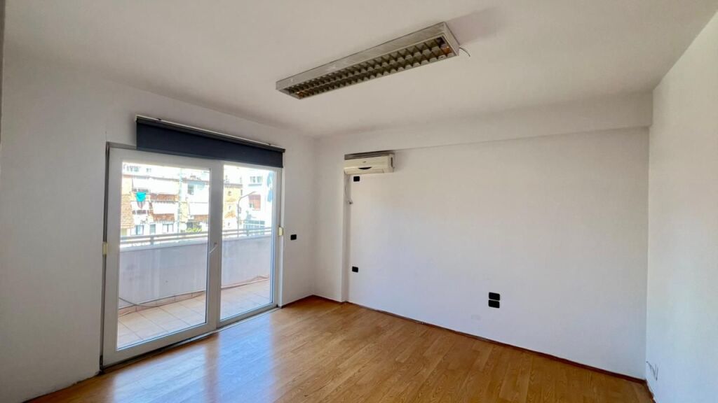 In Affitto: Ufficio Moderno con 3 Ambienti di Lavoro Piazza Wilson (Vicino all'Ufficio Postale 8) - 3° Piano - 700€/Mese - Sup. 110m²