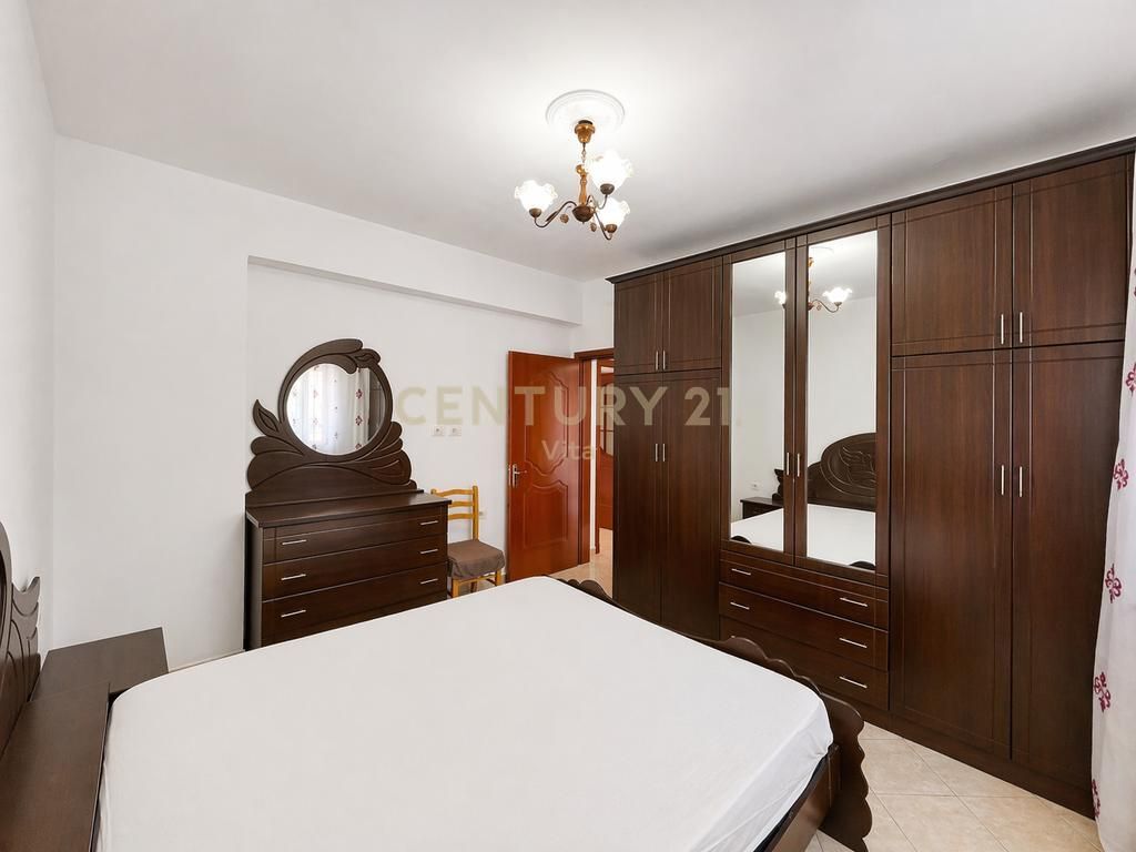 Appartamento 2+1 con balcone e vista sulla città, in affitto vicino all'ospedale a Durazzo!!