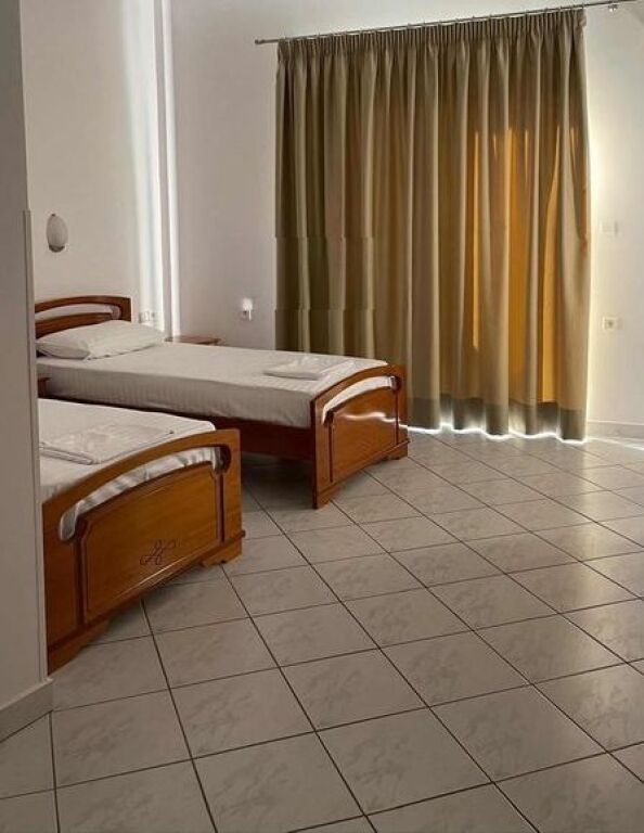 Jepet me qera hotel në Sarandë 27,000 € /Muaj