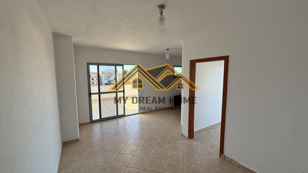 Appartamento 2+1+Veranda In Vendita sulla Spiaggia di Durazzo