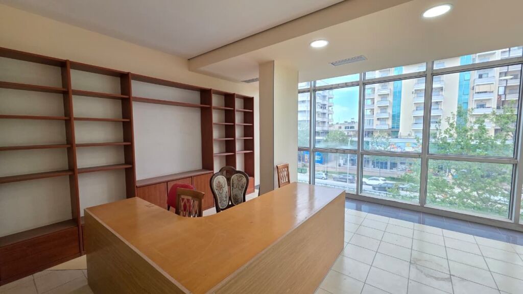 🏢 Shop for Rent in Transballkanike, Vlora