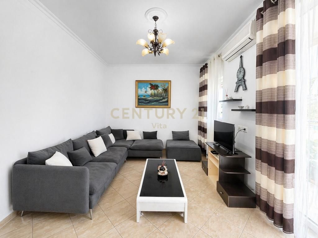 Appartamento 2+1 con balcone e vista sulla città, in affitto vicino all'ospedale a Durazzo!!