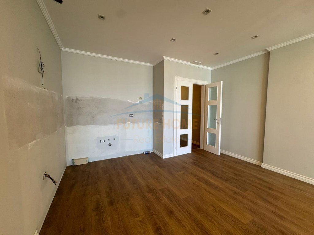 Shitet, Apartament 2+1+2, Pallati i Sportit, Elbasan. Empire67192