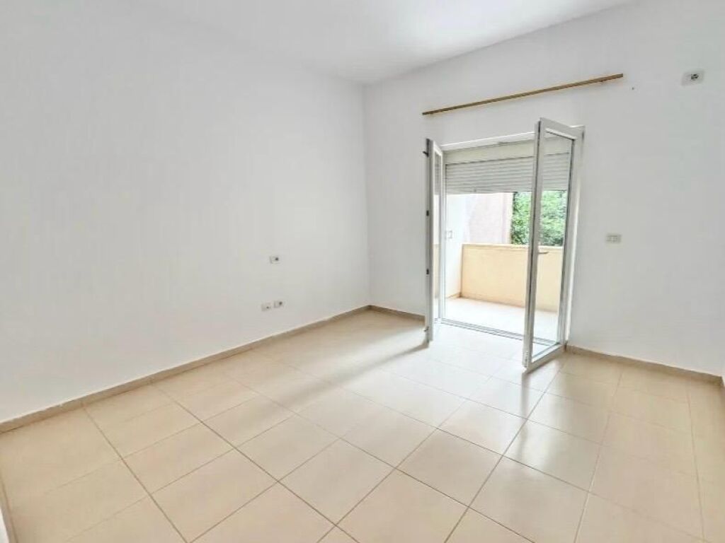 Tipologjia: 2+1  Vendndodhja: Pranë Radissonit Liqeni i Thate me qera !