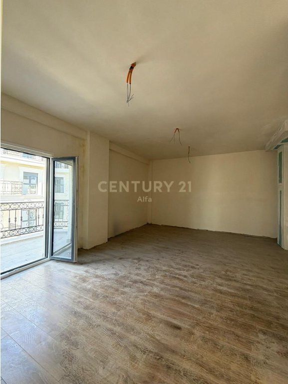 Shitet apartament 2+1+2 tualete tek Porta e Re,Mjullbathore!