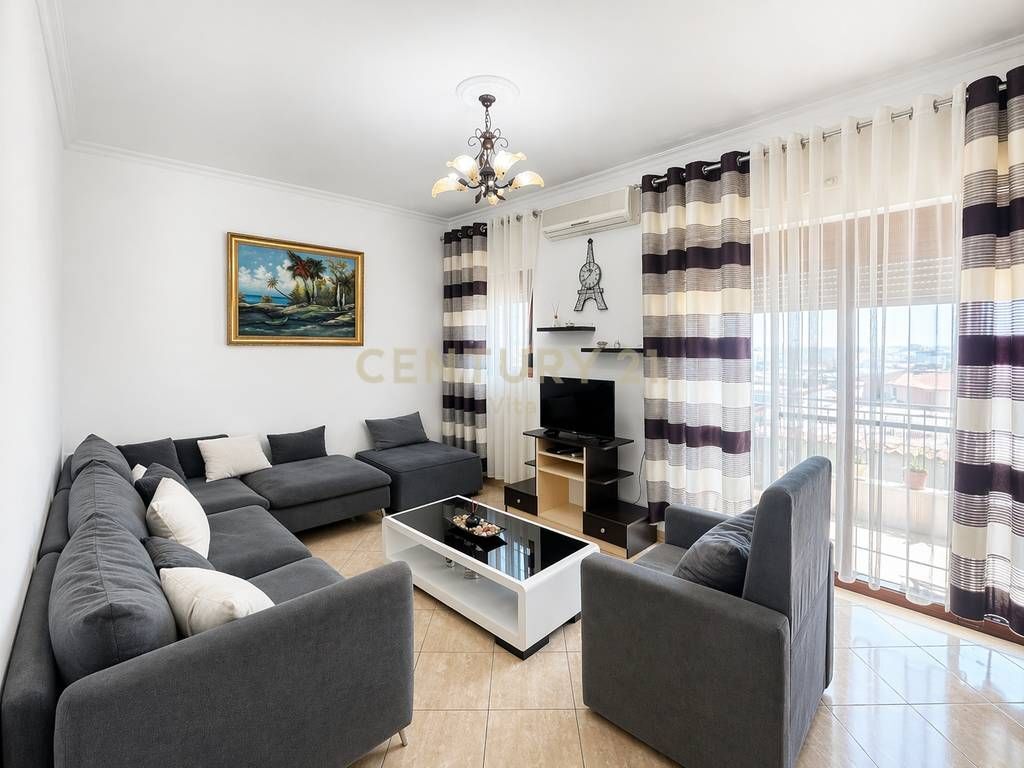 Appartamento 2+1 con balcone e vista sulla città, in affitto vicino all'ospedale a Durazzo!!
