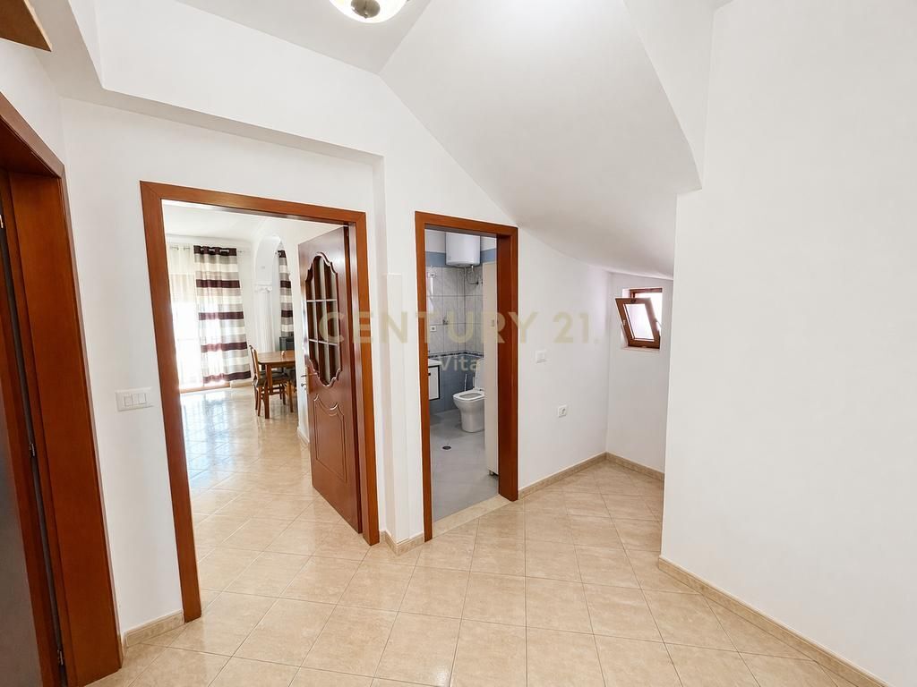 Appartamento 2+1 con balcone e vista sulla città, in affitto vicino all'ospedale a Durazzo!!