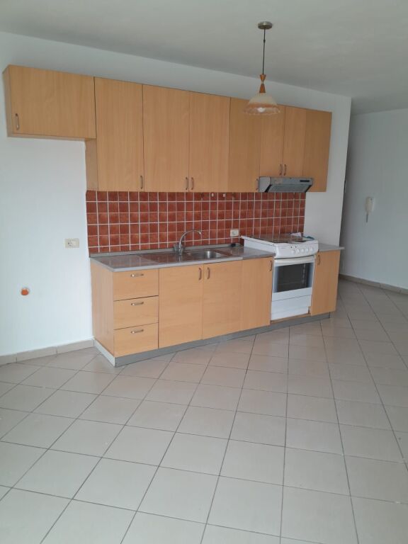 Apartament 2+1 Bosh me qera tek Kristal Center