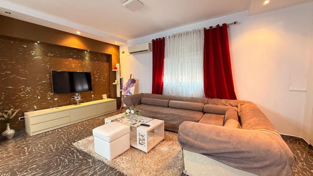 2+1 apartment for rent at Komuna e Parisit, Tirana