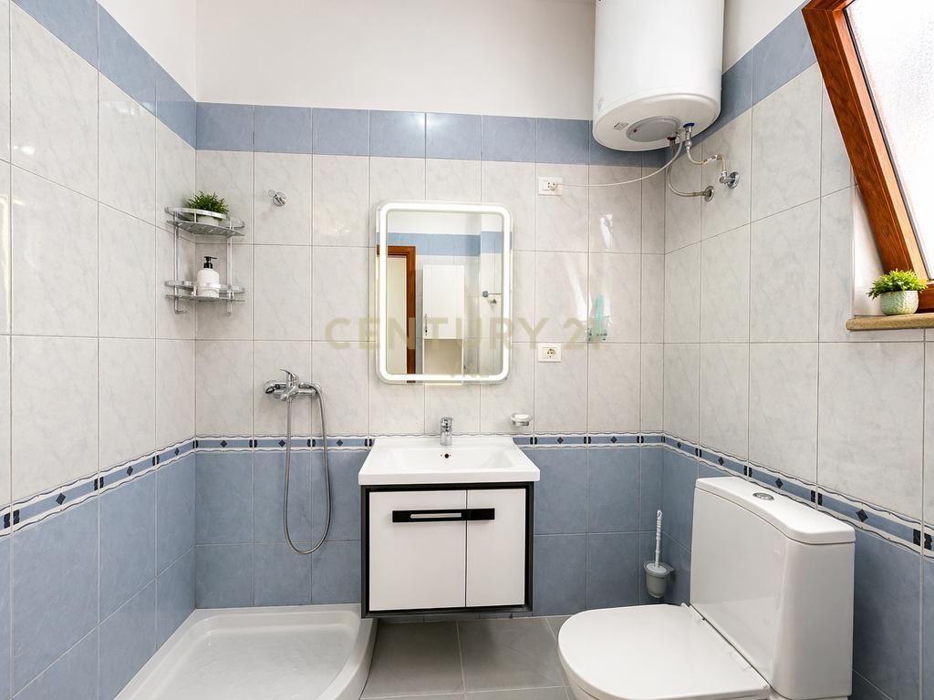 Appartamento 2+1 con balcone e vista sulla città, in affitto vicino all'ospedale a Durazzo!!