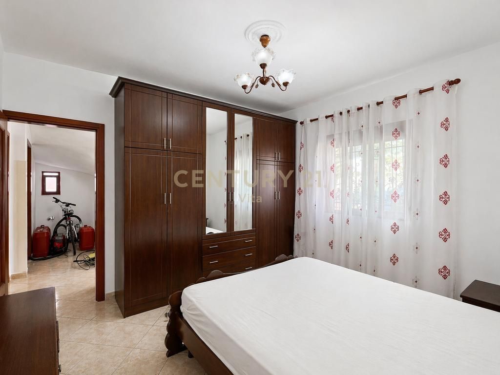 Appartamento 2+1 con balcone e vista sulla città, in affitto vicino all'ospedale a Durazzo!!
