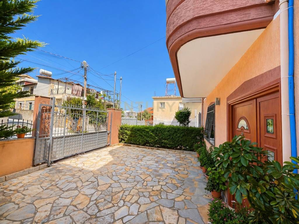 Appartamento 2+1 con balcone e vista sulla città, in affitto vicino all'ospedale a Durazzo!!