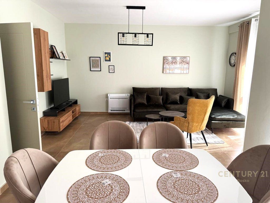 Zogu i zi, ofrohet me qera  apartament i  mobiluar 2+1+2