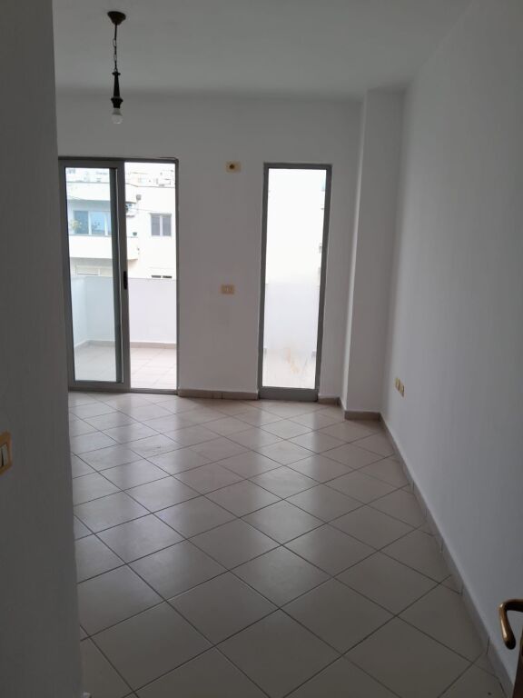 Apartament 2+1 Bosh me qera tek Kristal Center