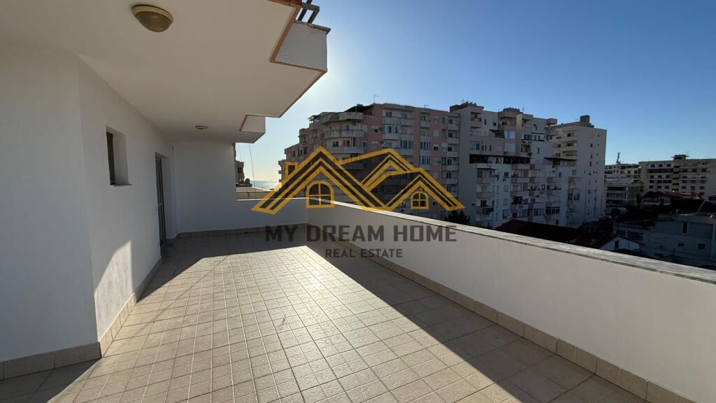 Appartamento 2+1+Veranda In Vendita sulla Spiaggia di Durazzo
