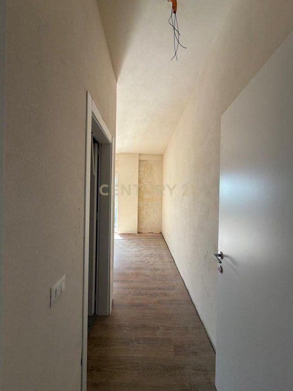 Shitet apartament 2+1+2 tualete tek Porta e Re,Mjullbathore!