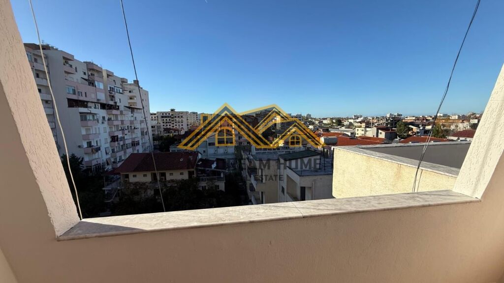 Appartamento 2+1+Veranda In Vendita sulla Spiaggia di Durazzo