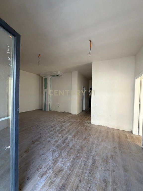 Shitet apartament 2+1+2 tualete tek Porta e Re,Mjullbathore!