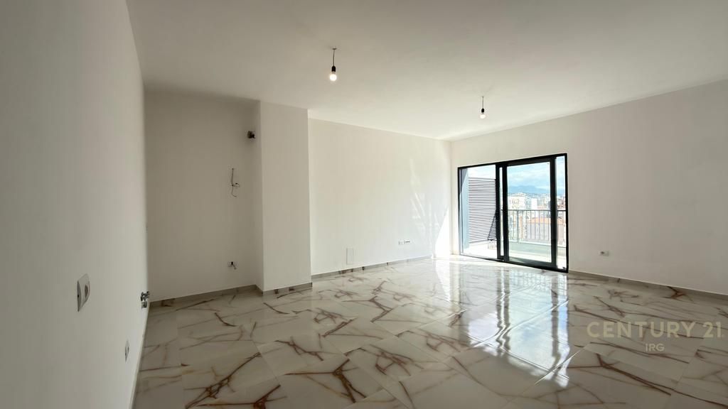 3+1+2 apartment for office available on Barricades Street!