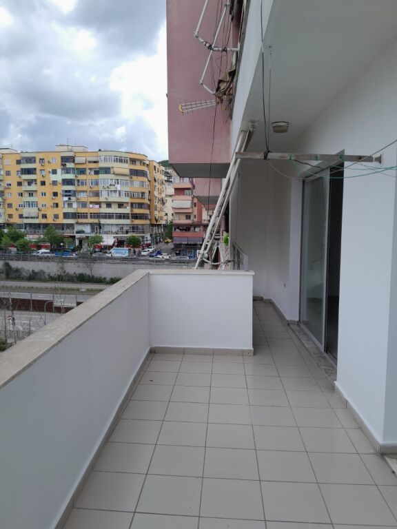 Apartament 2+1 Bosh me qera tek Kristal Center