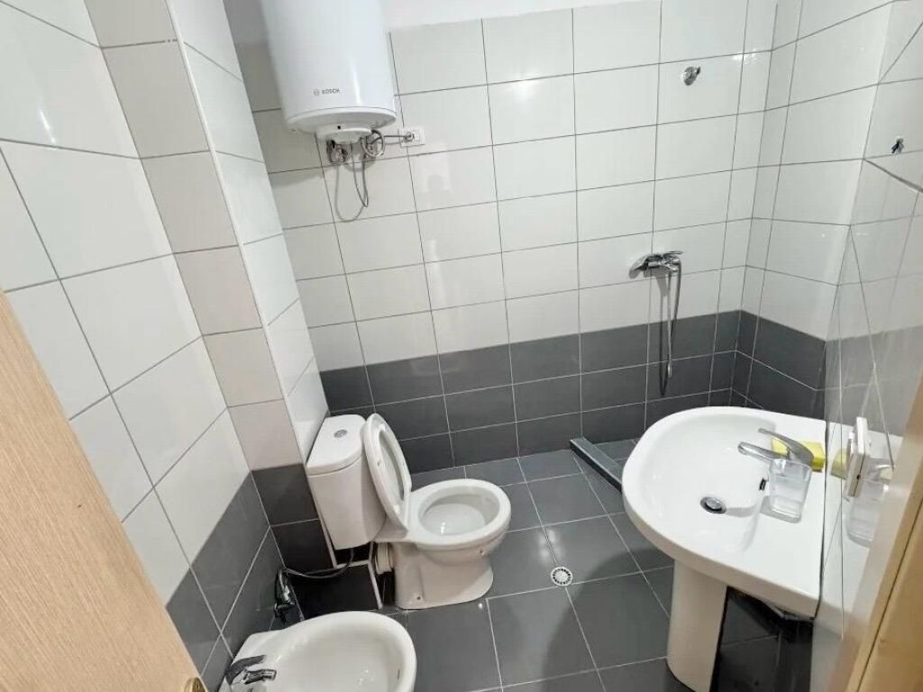 Tipologjia: 2+1  Vendndodhja: Pranë Radissonit Liqeni i Thate me qera !