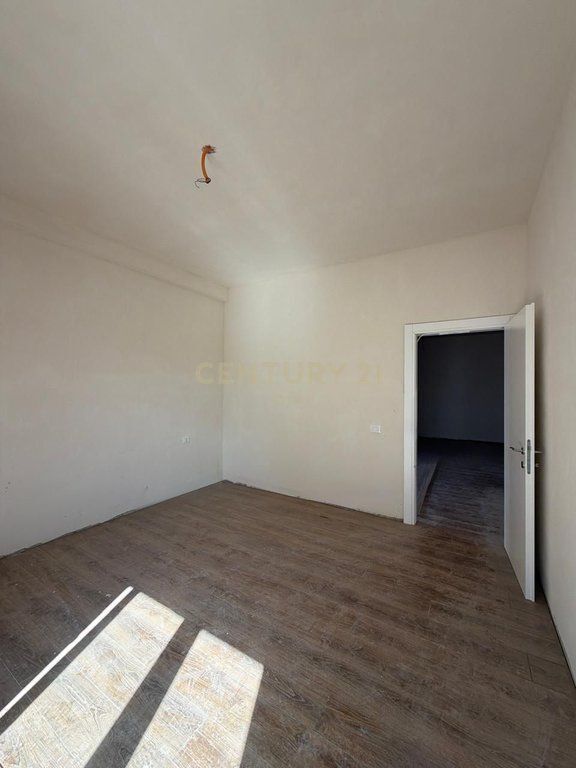 Shitet apartament 2+1+2 tualete tek Porta e Re,Mjullbathore!
