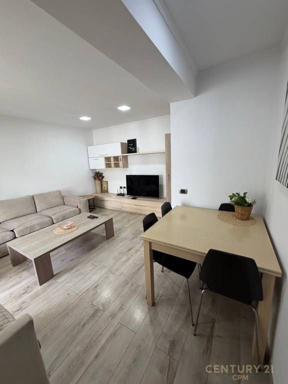 Apartament 2+1 me qira në qendër