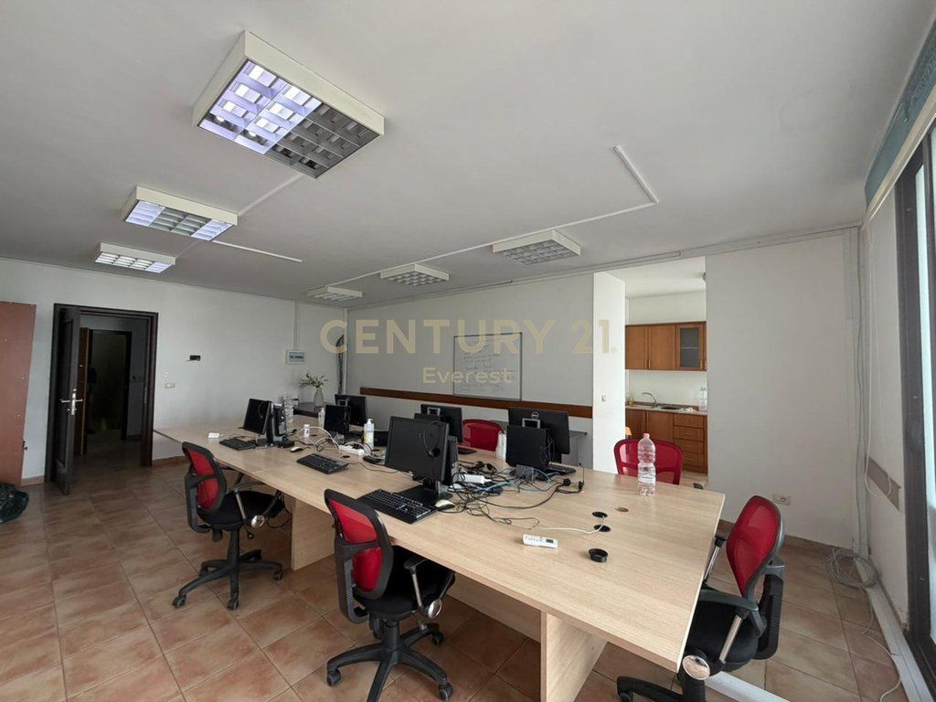 FORMER EXHIBITION – COMMERCIAL UNIT FOR RENT