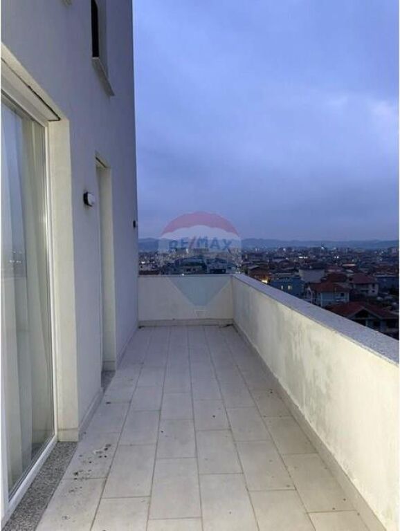 Shitet apartament 2+1 në Kamëz me verandë, i mobiluar.