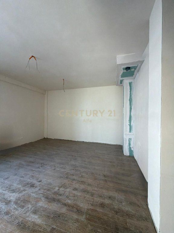 Shitet apartament 2+1+2 tualete tek Porta e Re,Mjullbathore!