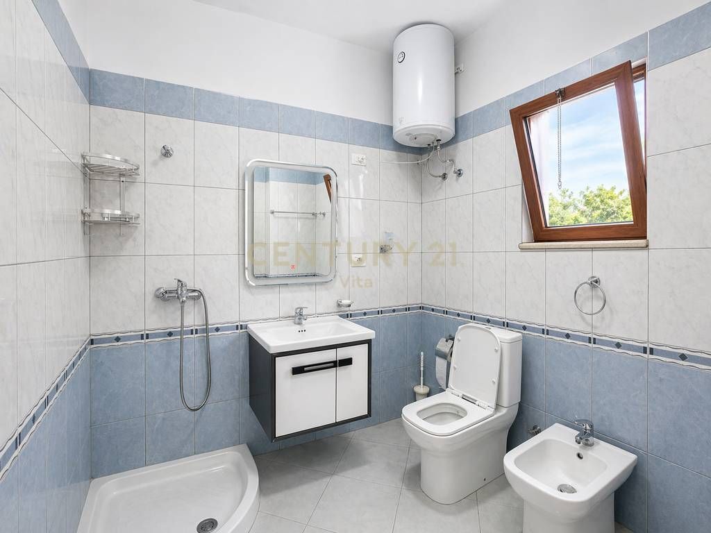 Appartamento 2+1 con balcone e vista sulla città, in affitto vicino all'ospedale a Durazzo!!