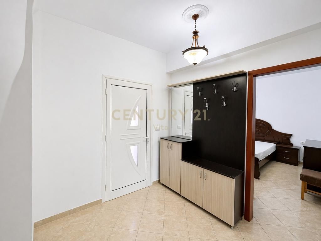 Appartamento 2+1 con balcone e vista sulla città, in affitto vicino all'ospedale a Durazzo!!