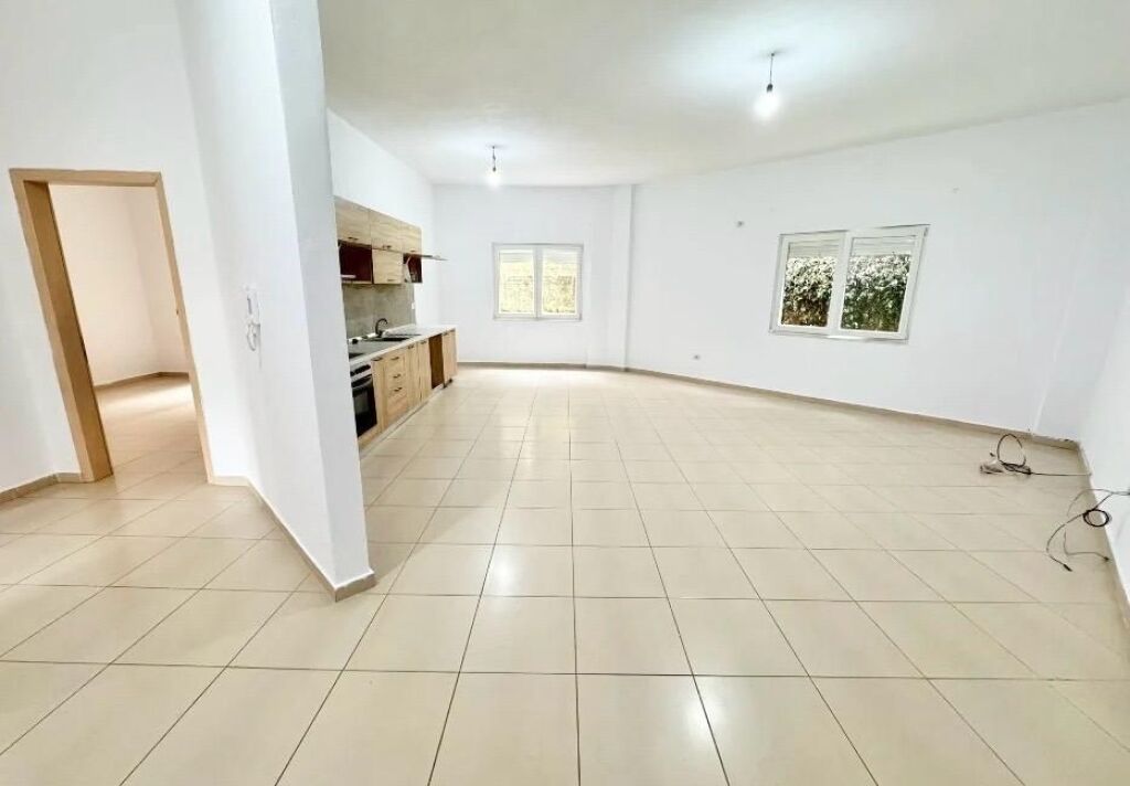 Tipologjia: 2+1  Vendndodhja: Pranë Radissonit Liqeni i Thate me qera !