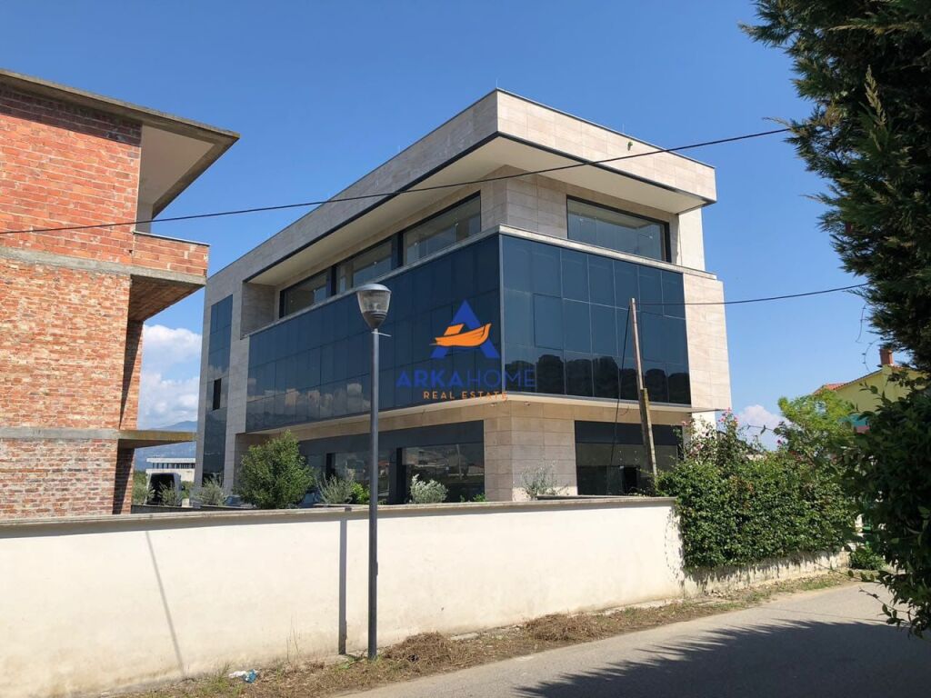 IN VENDITA AMBIENTE / TERRENO 1300 M2 "AHMETAJ, SAUK" 1.500.000 EURO
