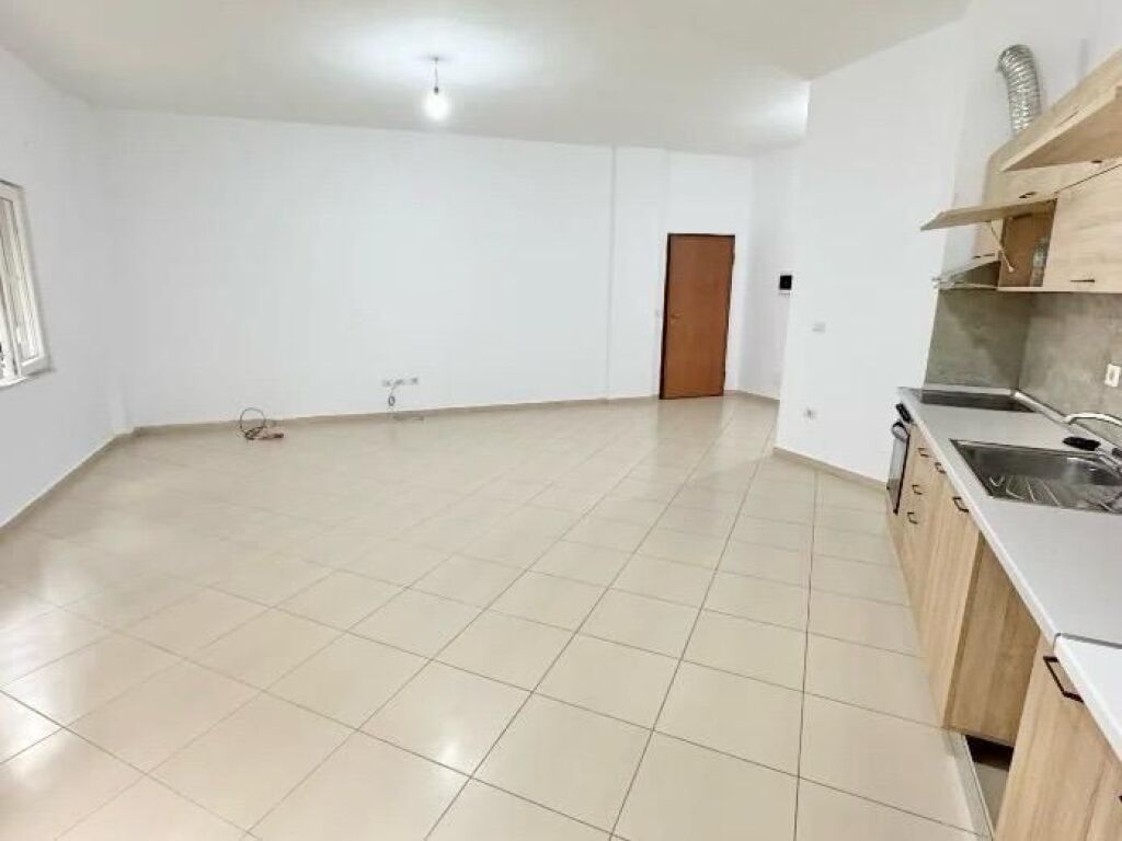 Tipologjia: 2+1  Vendndodhja: Pranë Radissonit Liqeni i Thate me qera !