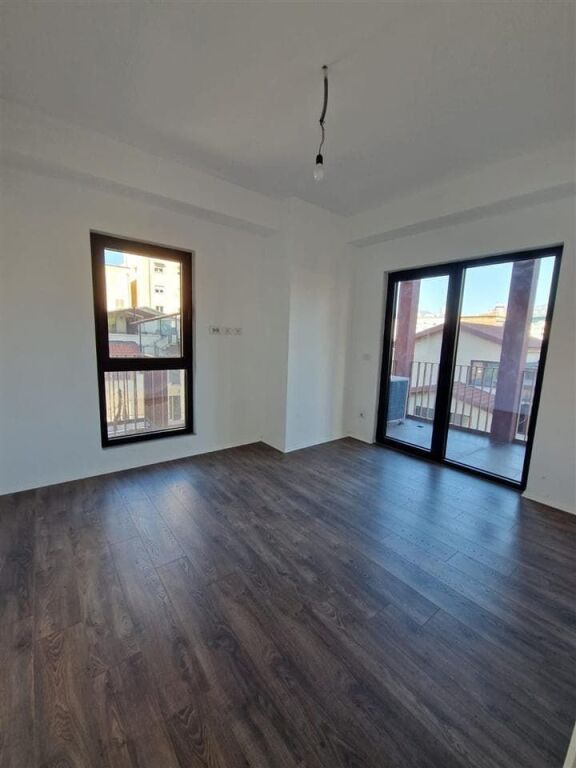 Zyre Me Qera 2+1 Tek Kompleksi Garden Building (ID BZ2709) Tirane