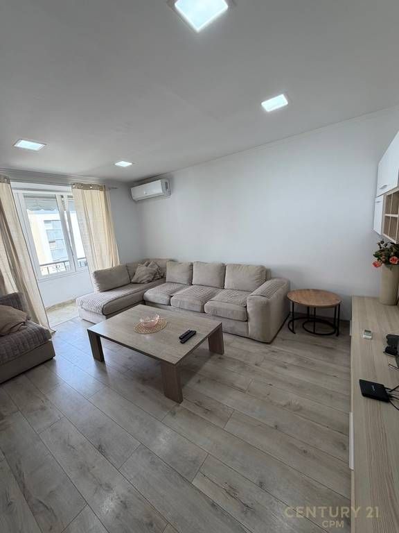 Apartament 2+1 me qira në qendër