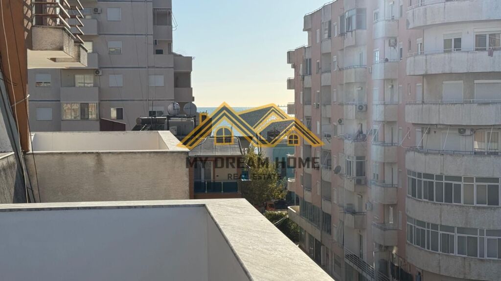 Appartamento 2+1+Veranda In Vendita sulla Spiaggia di Durazzo