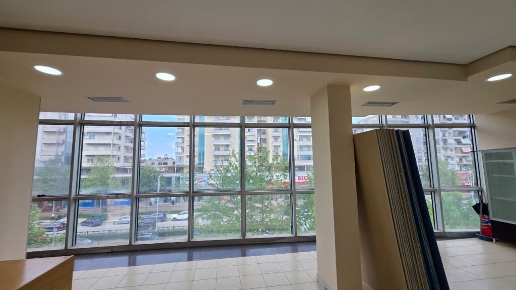 🏢 Shop for Rent in Transballkanike, Vlora