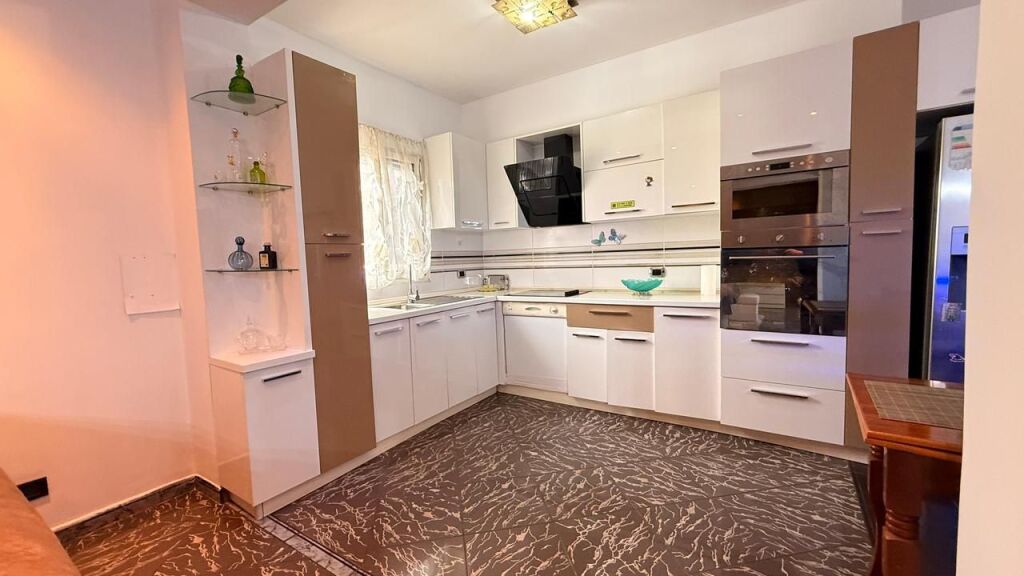 2+1 apartment for rent at Komuna e Parisit, Tirana