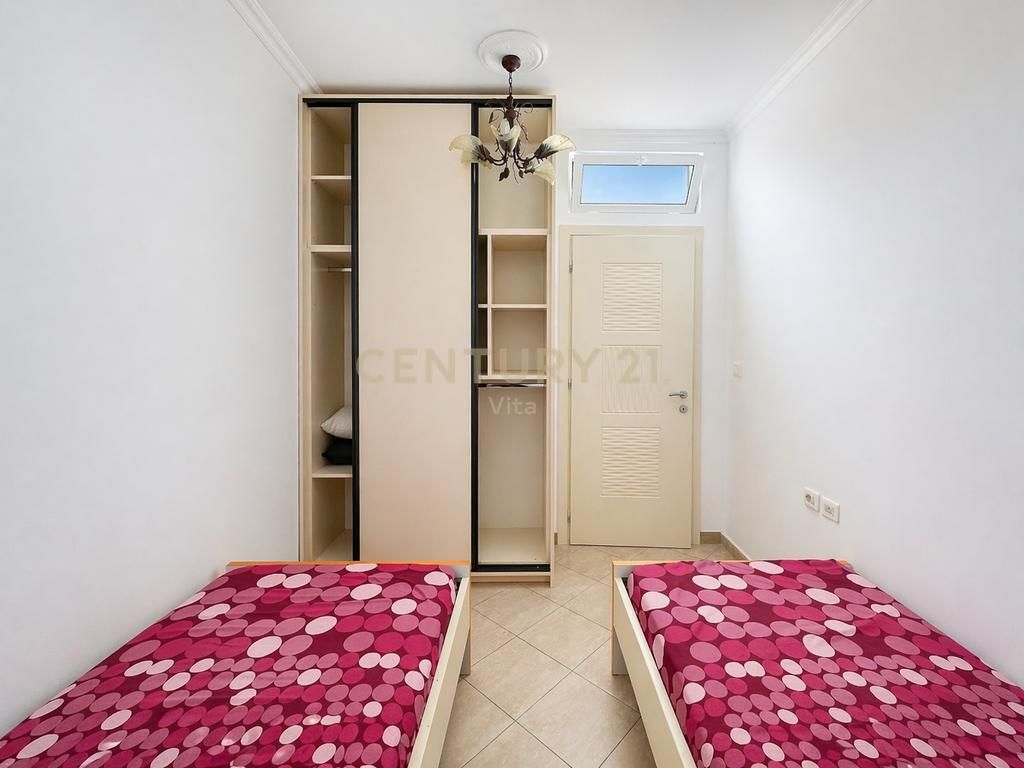 Appartamento 2+1 con balcone e vista sulla città, in affitto vicino all'ospedale a Durazzo!!