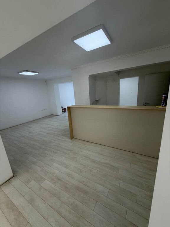 BUSINESS PREMISES 100M FOR RENT - 21-DHJETORI TIRANA