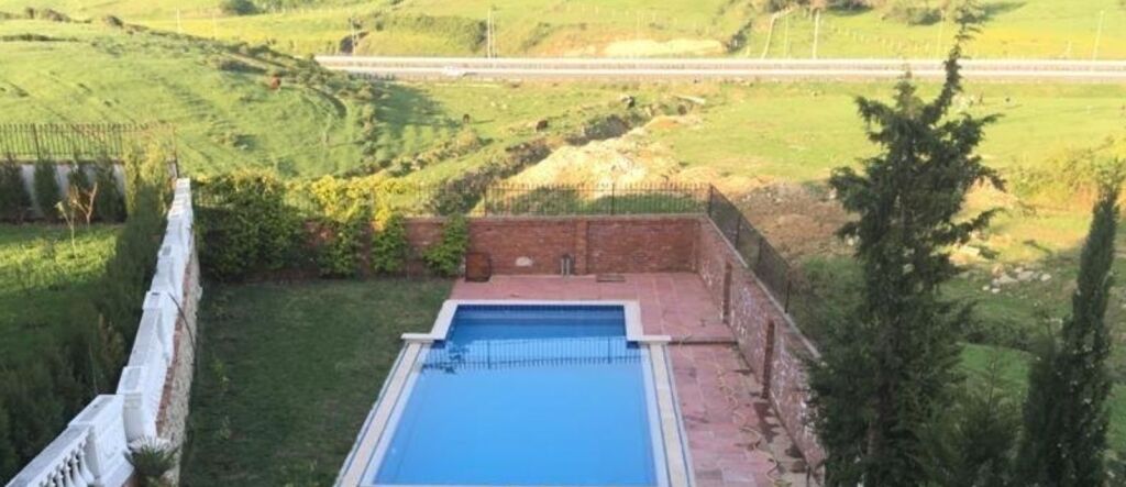 AFFITTASI VILLA DI LUSSO SU 3 PIANI + MANSARDA