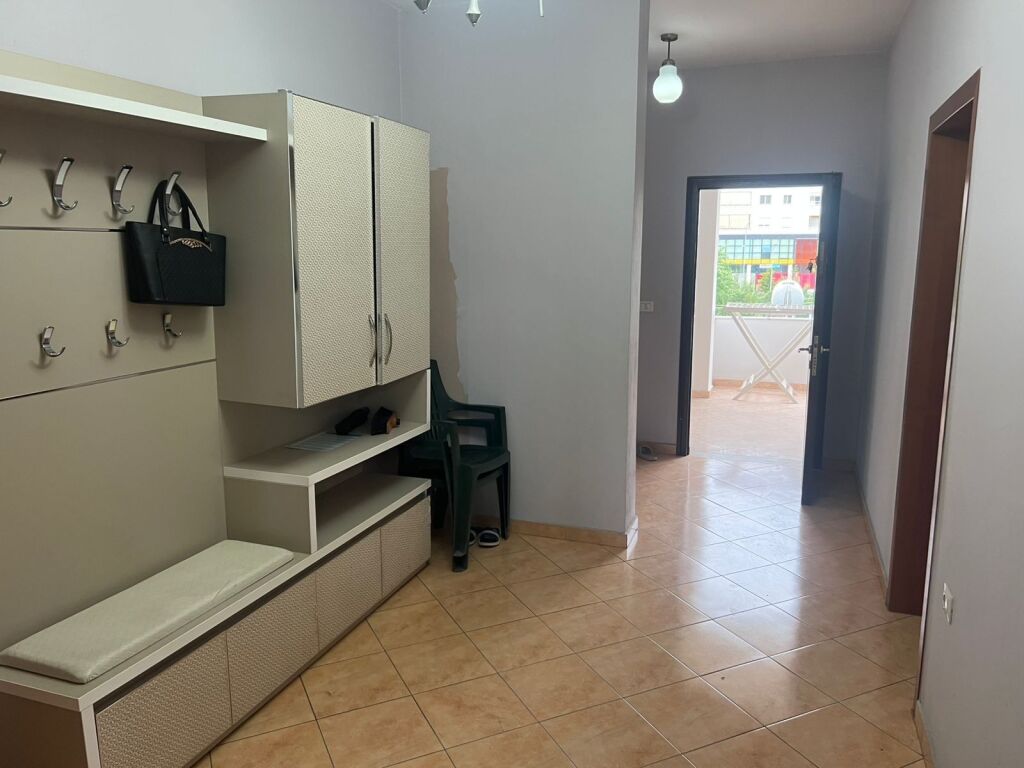 Jepet me qera Apartament 3+1 në Astir 📍