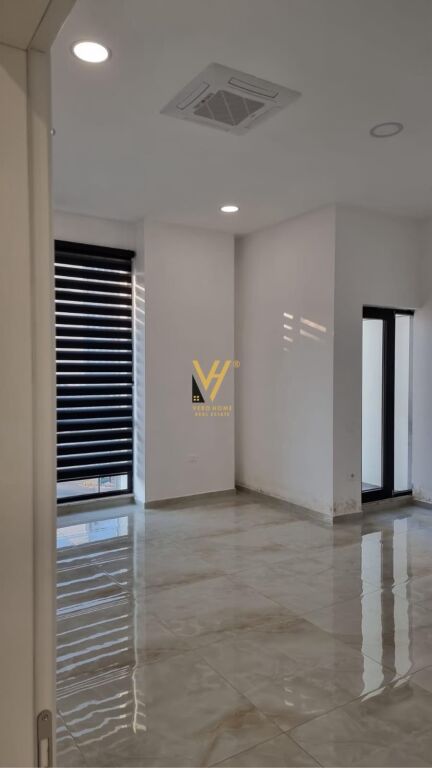 LOCALE COMMERCIALE IN AFFITTO 230 M2 FARMACIA 10 – 3.500 EURO