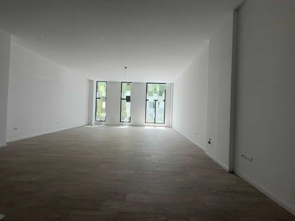 Ufficio in Affitto in Via Kavaja (ID BZ2925) Tirana
