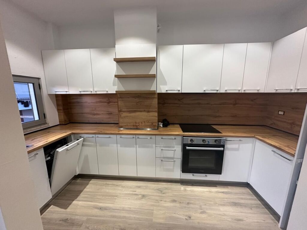 🏢At the “Ismail Qemali” High School, a 3+1+2 furnished apartment is for rent. 1,400 Euro (negotiable)